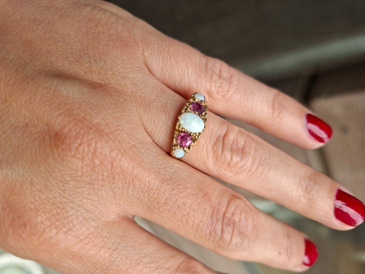 Englischer Opal Ring mit Rubinen im Viktorianischen Stil, London 1980 – Bild 6