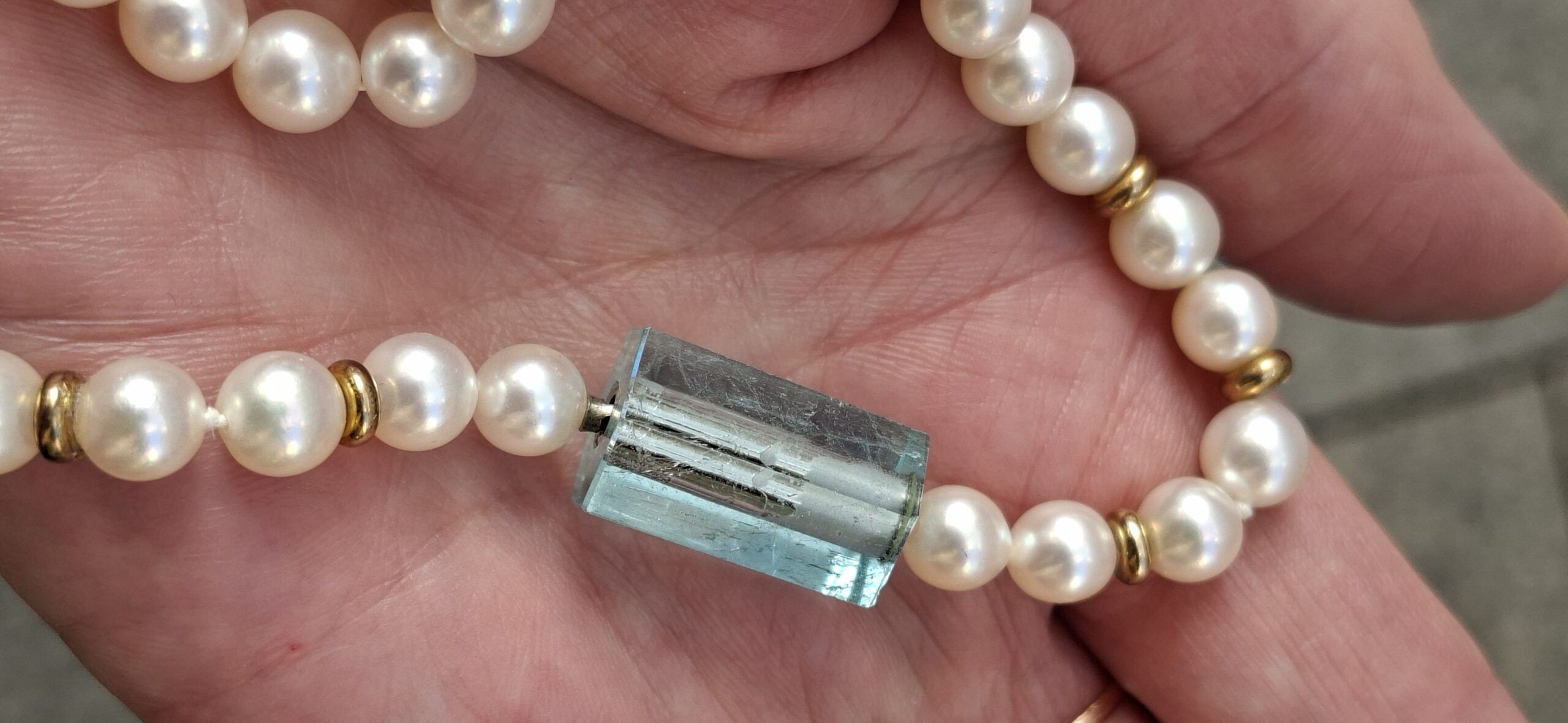 AKOYA Perlenkette mit moderner Aquamarin Schließe und Goldenen Zwischenstücken – Bild 8