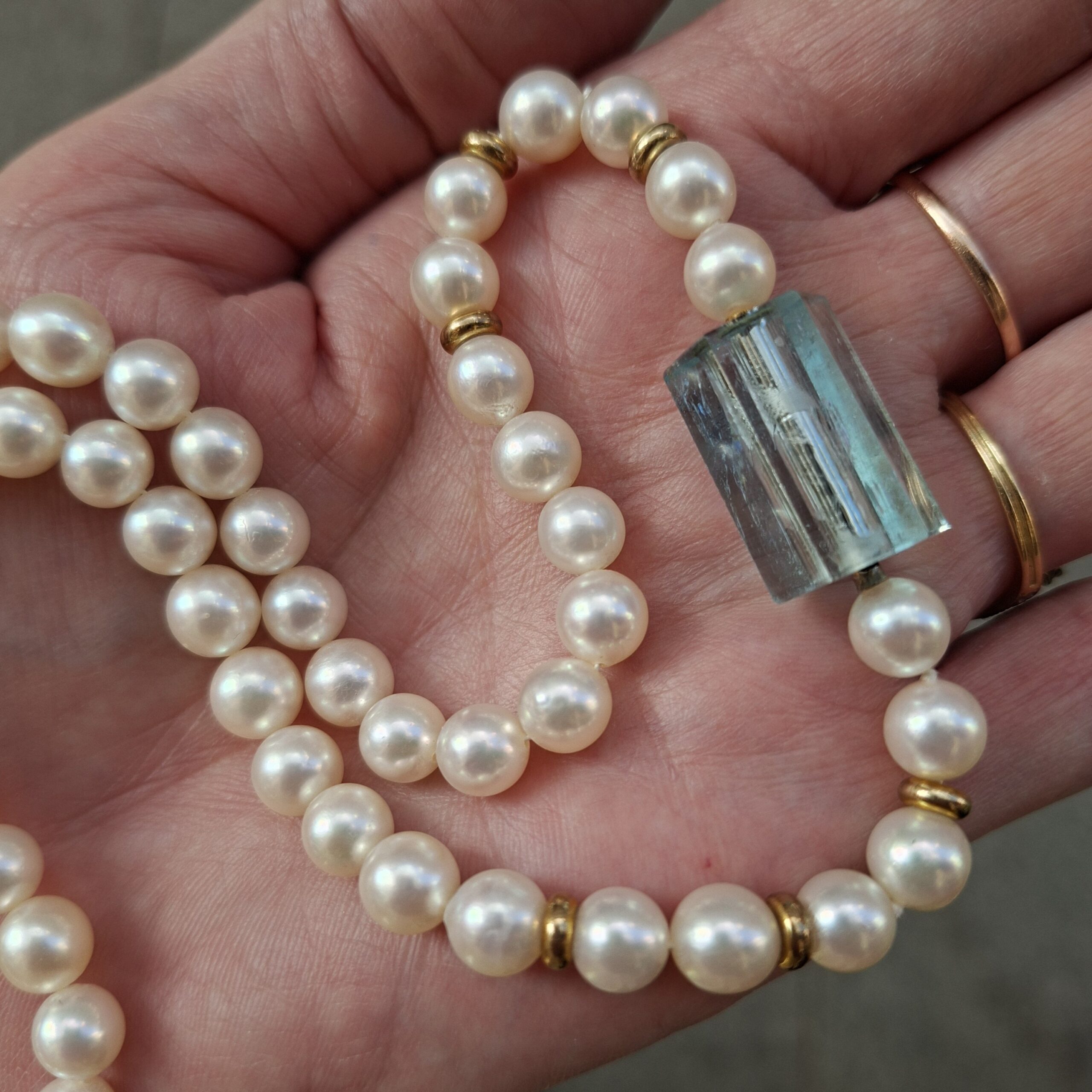 AKOYA Perlenkette mit moderner Aquamarin Schließe und Goldenen Zwischenstücken – Bild 7